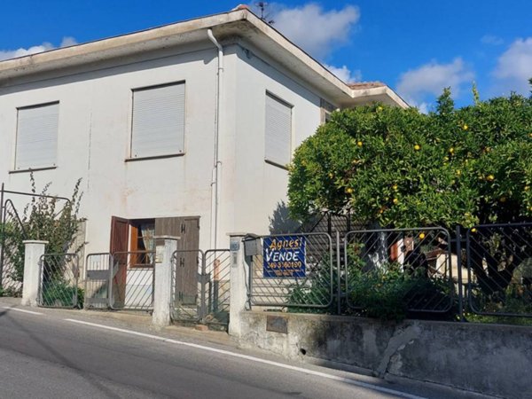 casa indipendente in vendita a Diano Castello