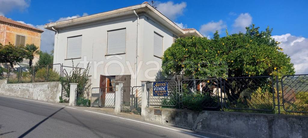 casa indipendente in vendita a Diano Castello