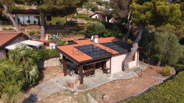 casa indipendente in vendita a Diano Castello