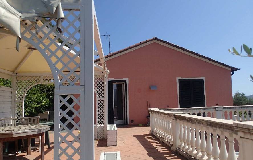 casa indipendente in vendita a Diano Castello in zona Monade Santa Lucia