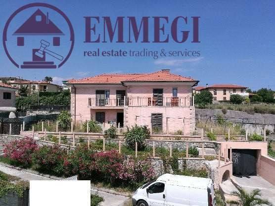 casa indipendente in vendita a Diano Castello