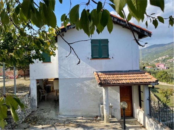 casa indipendente in vendita a Diano Castello