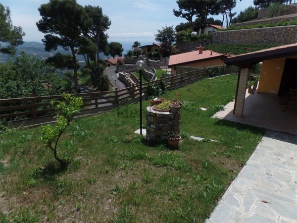 casa indipendente in vendita a Diano Castello