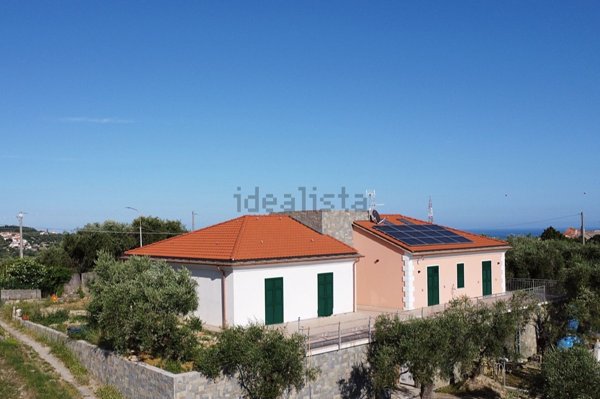 casa indipendente in vendita a Diano Castello