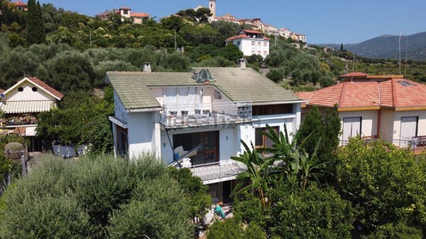 casa indipendente in vendita a Diano Castello