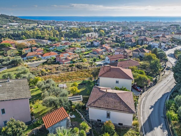 casa indipendente in vendita a Diano Castello