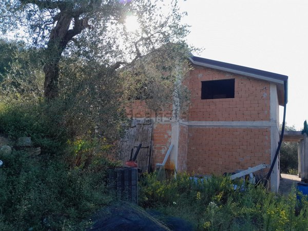 casa indipendente in vendita a Diano Castello in zona Monade Santa Lucia