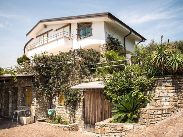 casa indipendente in vendita a Diano Castello