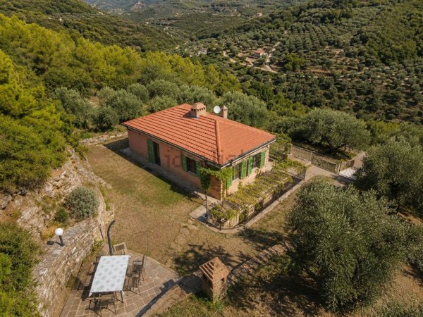 casa indipendente in vendita a Diano Castello