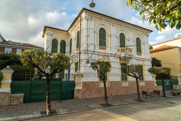 casa indipendente in vendita a Diano Marina