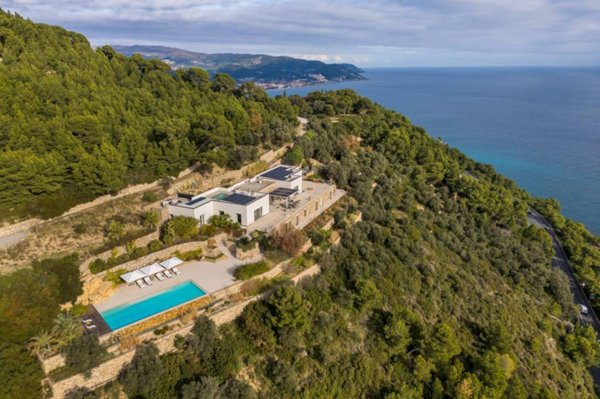 casa indipendente in vendita a Diano Marina