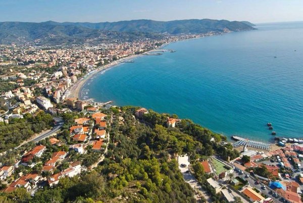 casa indipendente in vendita a Diano Marina