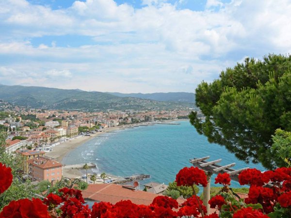 casa indipendente in vendita a Diano Marina