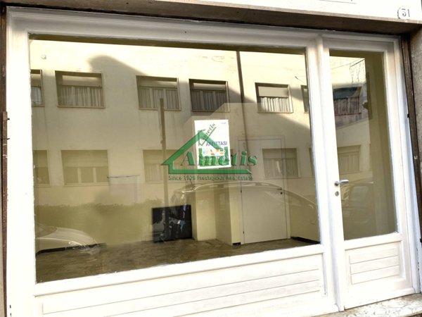 locale commerciale in vendita a Diano Marina