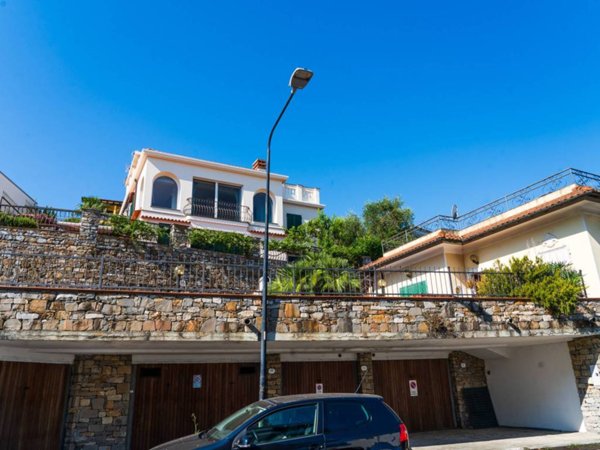 casa indipendente in vendita a Diano Marina