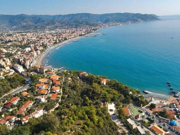 casa indipendente in vendita a Diano Marina