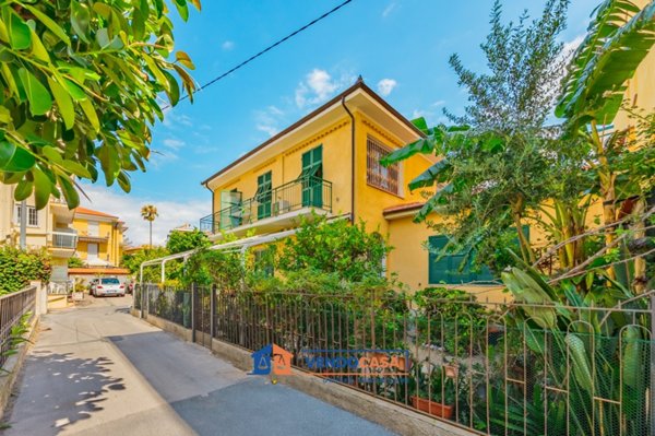 casa indipendente in vendita a Diano Marina