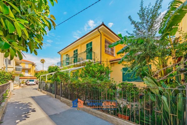 casa indipendente in vendita a Diano Marina