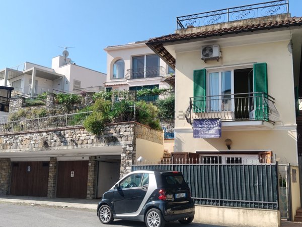 casa indipendente in vendita a Diano Marina