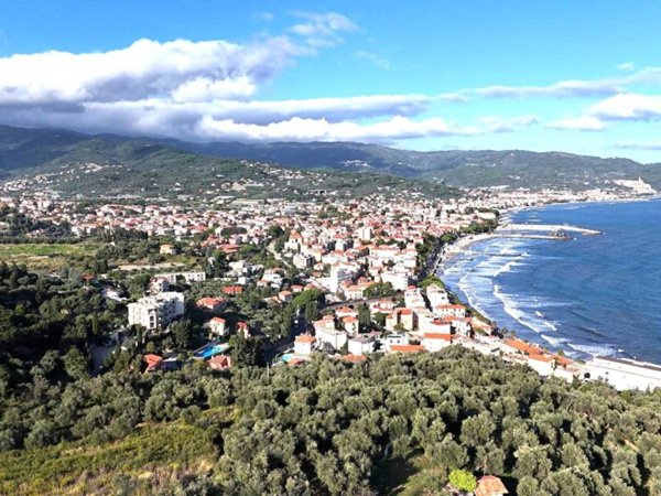casa indipendente in vendita a Diano Marina