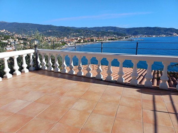 casa indipendente in vendita a Diano Marina