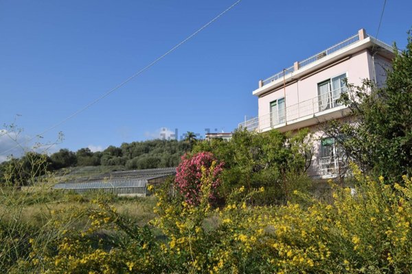 casa indipendente in vendita a Diano Marina in zona Calderina