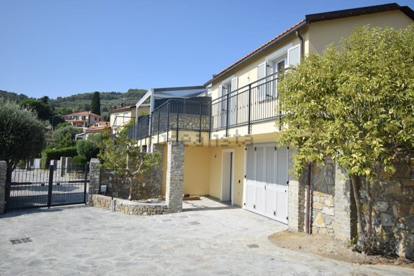 casa indipendente in vendita a Diano Marina