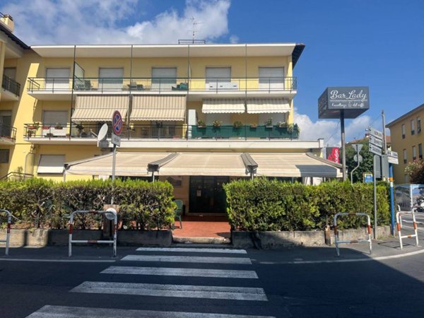 negozio in vendita a Diano Marina in zona Calderina