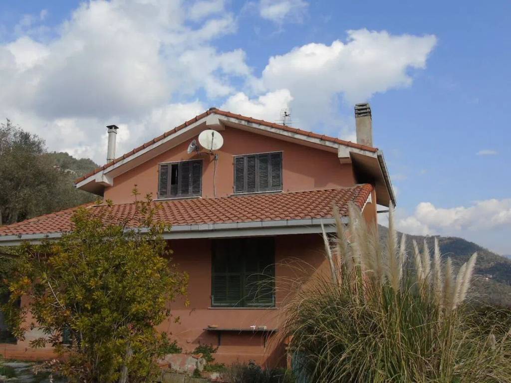 casa indipendente in vendita a Dolceacqua