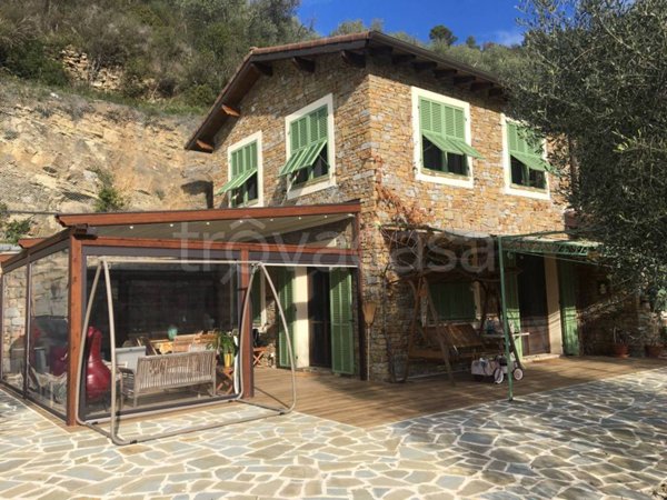 casa indipendente in vendita a Dolceacqua
