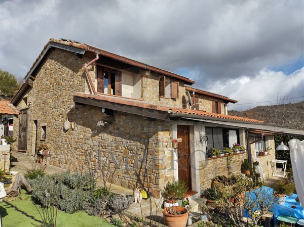 casa indipendente in vendita a Dolceacqua
