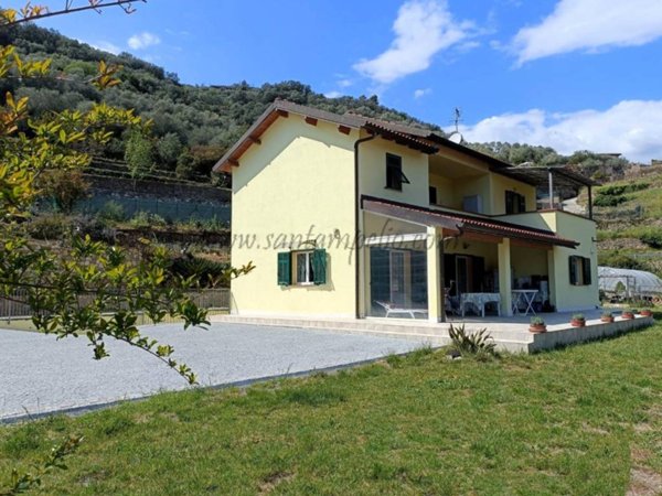 casa indipendente in vendita a Dolceacqua