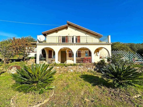 casa indipendente in vendita a Dolceacqua