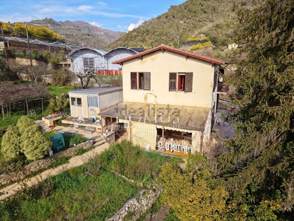 casa indipendente in vendita a Dolceacqua