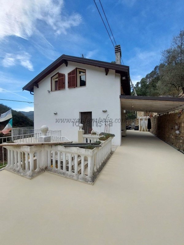 casa indipendente in vendita a Dolceacqua