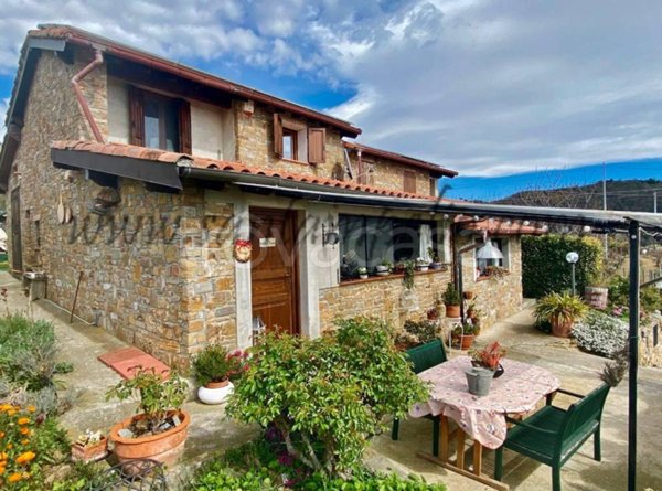 casa indipendente in vendita a Dolceacqua