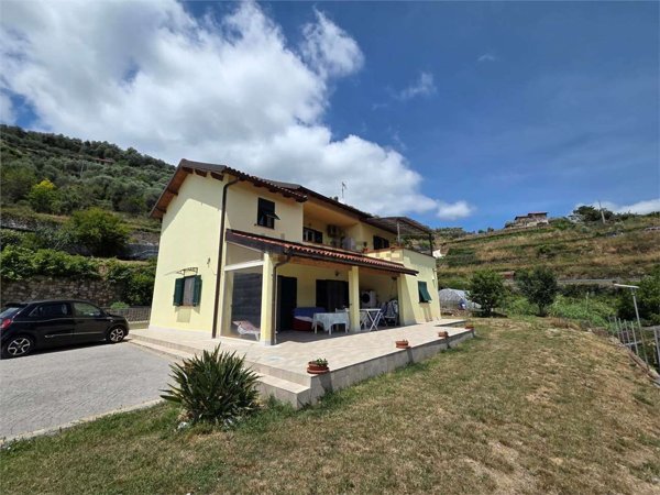 casa indipendente in vendita a Dolceacqua
