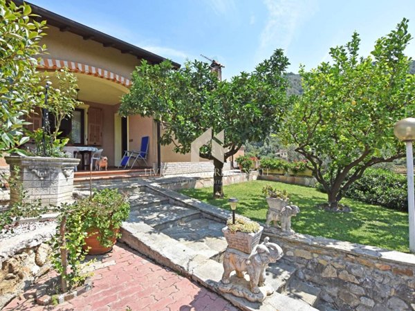 casa indipendente in vendita a Dolceacqua