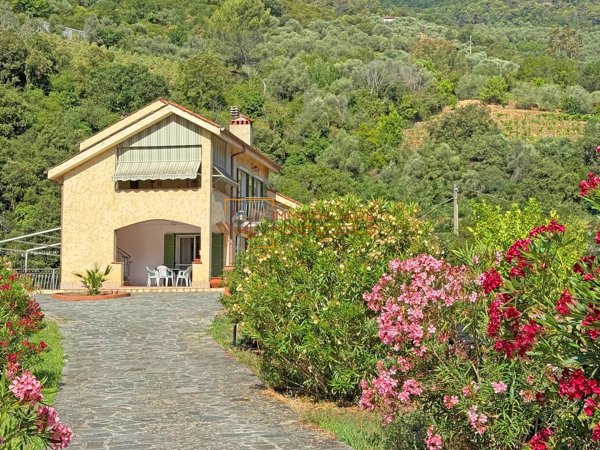 casa indipendente in vendita a Dolceacqua