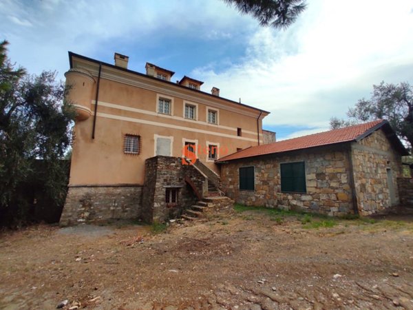 villa in vendita ad Imperia in zona Porto Maurizio