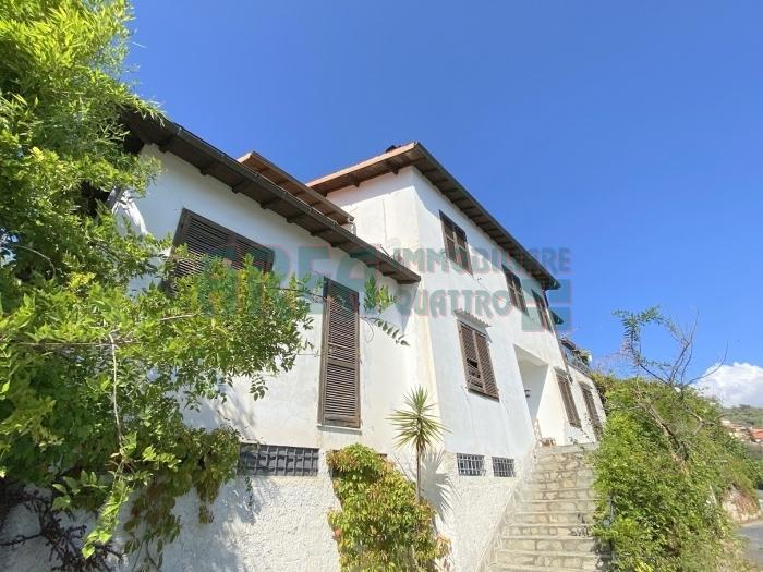 villa in vendita ad Imperia in zona Sant'Agata