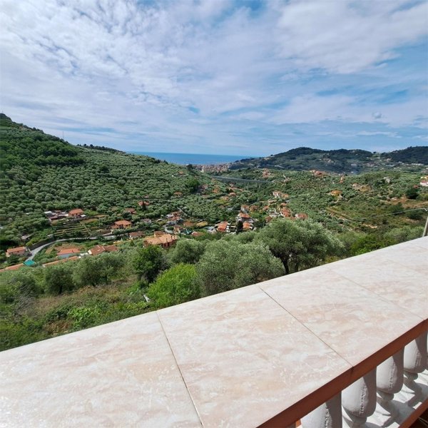 casa indipendente in vendita ad Imperia