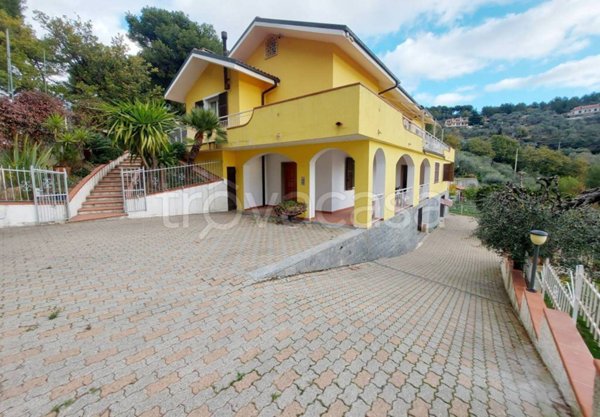 casa indipendente in vendita ad Imperia in zona Sant'Agata