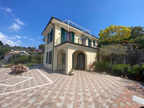 casa indipendente in vendita ad Imperia in zona Oneglia