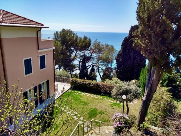 casa indipendente in vendita ad Imperia in zona Oneglia