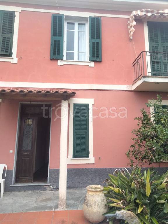 casa indipendente in vendita ad Imperia in zona Porto Maurizio