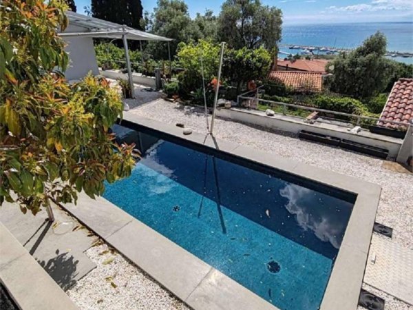 casa indipendente in vendita ad Imperia in zona Porto Maurizio