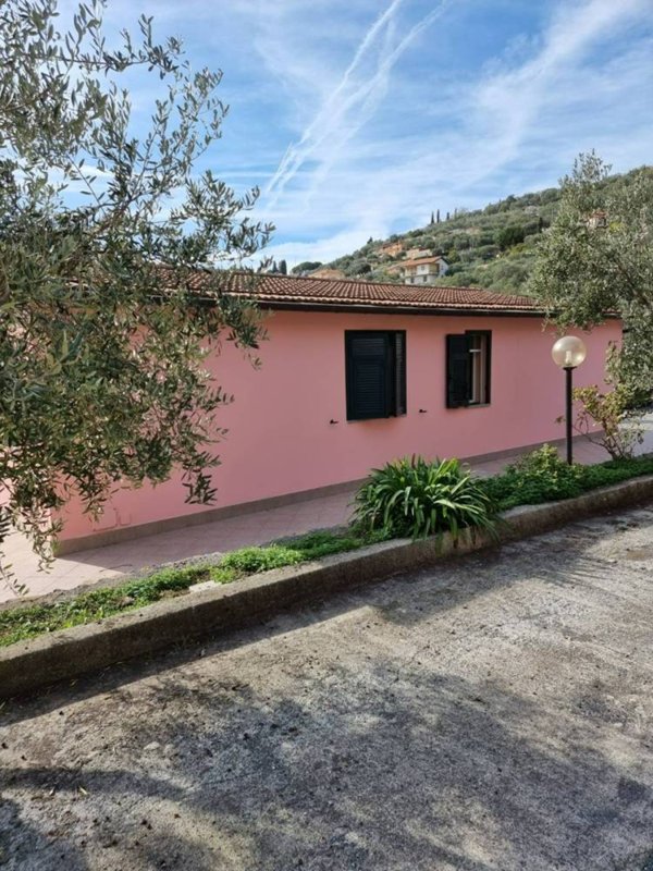 casa indipendente in vendita ad Imperia in zona Oneglia
