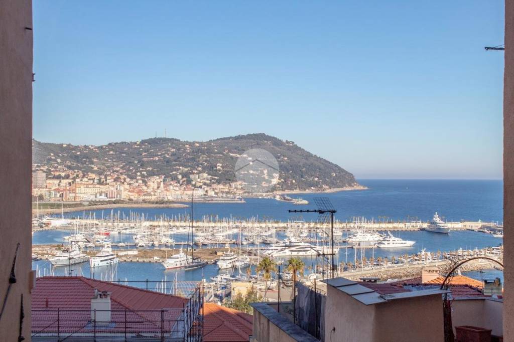 appartamento in vendita ad Imperia in zona Porto Maurizio