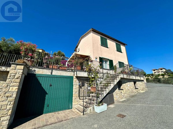 casa indipendente in vendita ad Imperia in zona Poggi